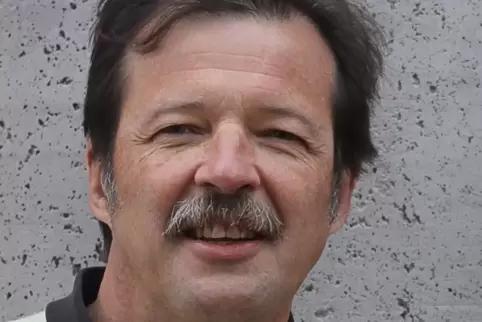 Hat 20 Jahre lang die Südwest-Redaktion der RHEINPFALZ geleitet und geht jetzt in Rente: Rolf Schlicher. 