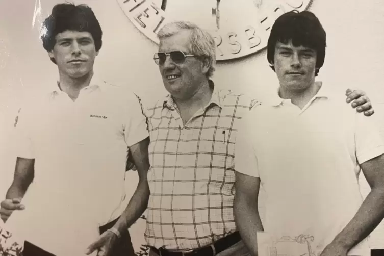 1992: Der Heltersberger Ortsb&uuml;rgermeister Heinrich Schneider empf&auml;ngt die erfolgreichen Radsport-Br&uuml;der Hartmut (links) und Udo 