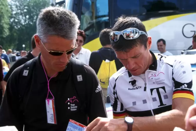 Radprofi Udo B&ouml;lts (rechts) vom damaligen Team Deutsche Telekom bespricht 1999 mit seinem Bruder Hartmut die f&uuml;nfte Etappe der T