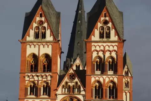 Ein Moment Abendsonne: die Westfassade des Doms. 