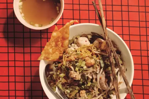 Ba Mii Tom Yam Muu Haeng: süß-säuerliche Nudeln, Schweinefleisch, Erdnüsse, Kräuter.