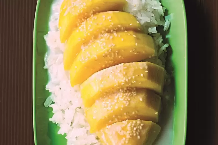 Khao Niaw Mamuang: Klebreis mit Mango und salzig-s&uuml;&szlig;er Konsistenz. 