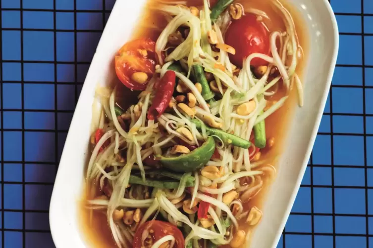 Som Tam Thai: der auch hierzulande bekannte Papaya-Salat nach zentralthail&auml;ndischer Art.