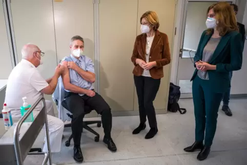 Malu Dreyer (SPD) und Sabine Bätzing-Lichtenthäler (SPD) im Westpfalz-Klinikum Kaiserslautern. 