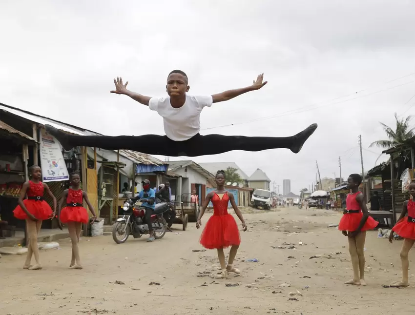 Anthony Mmesoma Madu, 11, tanzt Ballett in den Straßen von Lagos in Nigeria.