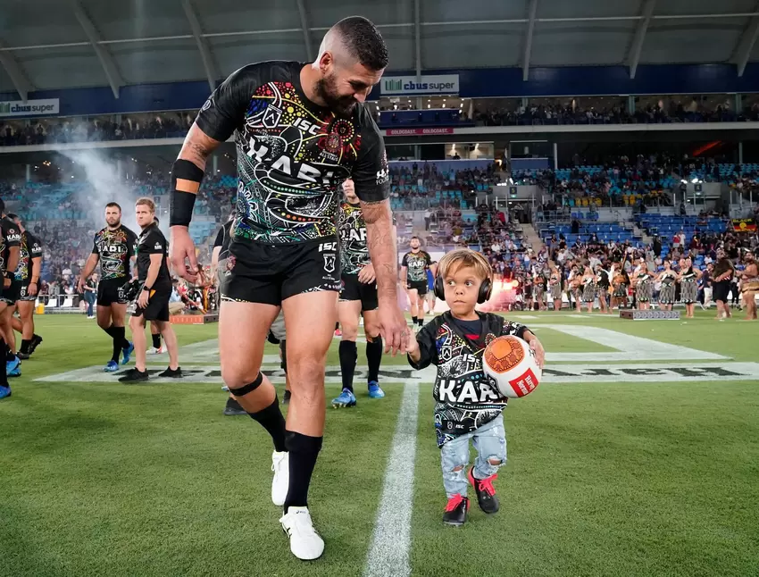 Der kleinwüchsige Quaden Bayles, 10, läuft in Australien beim Rugby mit den Spielern aufs Feld.