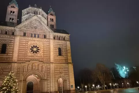 Corona-Neujahr: einsamer Böller in der leeren Innenstadt. 