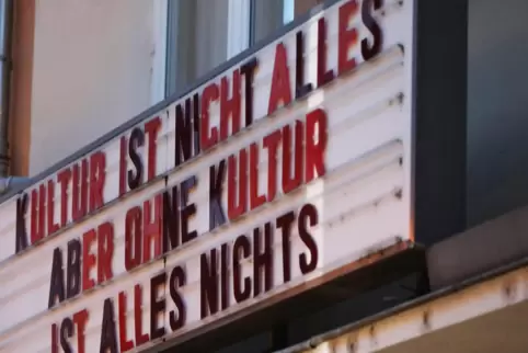 Die Unsicherheit, wie es weitergeht, belastet auch Kulturschaffende in Frankenthal. Hier die Werbetafel eines Kölner Kinos. 