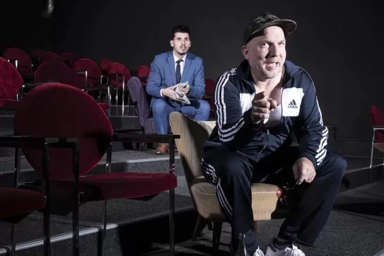Stolz auf Online-Formate und Open-Air-Festival: J&uuml;rgen Hellmann vom Theater Alte Werkstatt, hier mit dem Auszubildenden Ammar Al