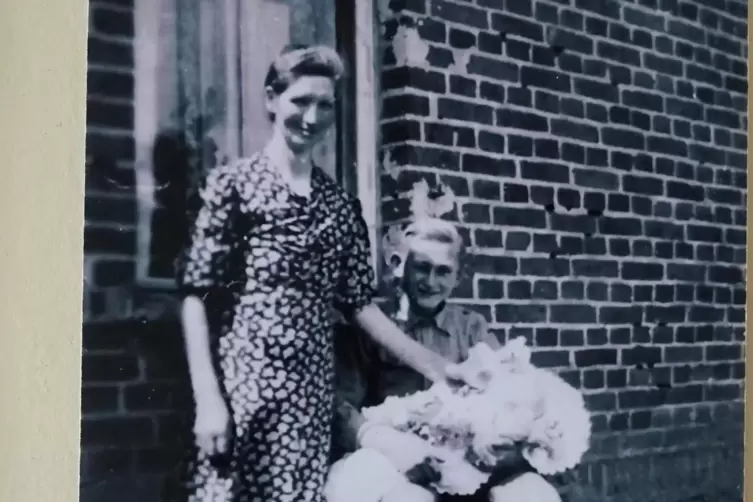 Wilhelm Gahr als etwa Zw&ouml;lfj&auml;hriger mit seiner Mutter und seinem Neffen Helmut im Arm. 