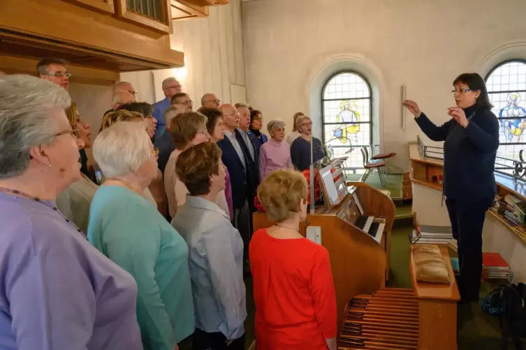 Auf sie hören alle: Angelika Grothe dirigiert den Kirchenchor St. Medardus in Mutterstadt. 
