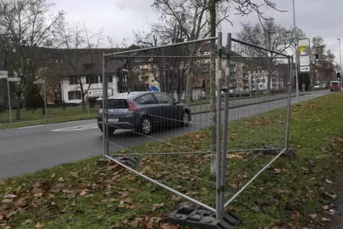 Leere Metallgitter, nicht nur an der Mahlastraße. Aus den großformatigen Bannern sollen nun, so heißt es, Stofftaschen werden.