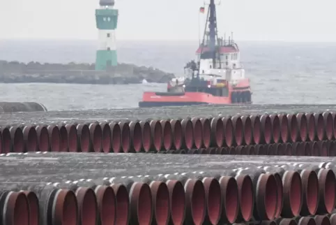 Rohre für den Bau der Pipeline Nord Stream 2 lagern auf dem Gelände des Hafens Mukran bei Sassnitz. 