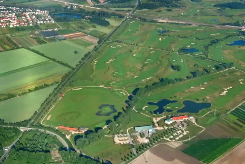 Aus der Vogelperspektive: Die 18-Loch-Anlage des Golfclubs Kurpfalz Limburgerhof.