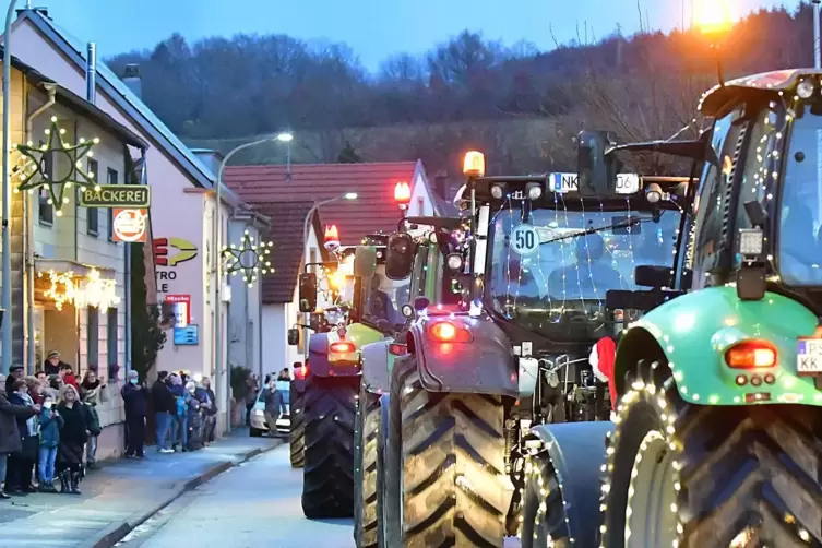 Die Bauern begeisterten kurz vor Weihnachten eine ganze Region: Mit 30 weihnachtlich geschm&uuml;ckten Traktoren fuhren sie vom Stock