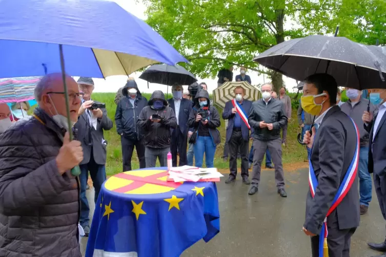 Ende April protestierten Deutsche und Franzosen auf Initiative von B&uuml;rgermeister Reiner Hohn (links) gegen die Corona-Grenzkontr