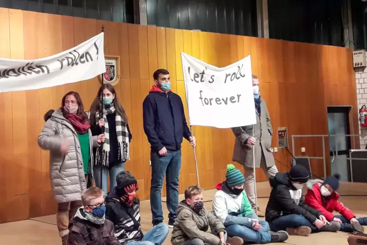 Ende November demonstrierten Bechhofer Kinder und Jugendliche in der Gemeinderatssitzung f&uuml;r den Erhalt der Rollsportbahn.