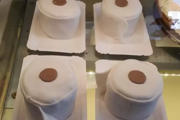 Als Reaktion auf die Hamsterk&auml;ufe verkaufte die B&auml;ckerei Sprengard in Martinsh&ouml;he im M&auml;rz auch Klopapier: Biscuit mit Nougat und