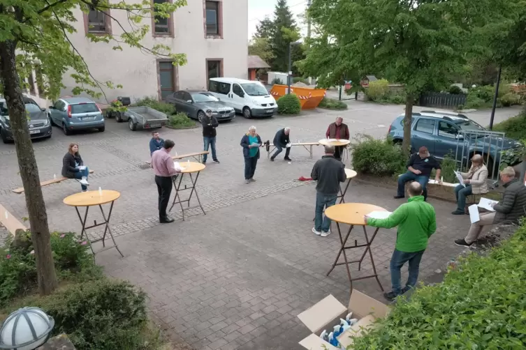 Anfang Mai tagte der Gemeinderat Gro&szlig;bundenbach im Freien vor dem Dorfgemeinschaftshaus, um den geforderten Corona-Abstand einha
