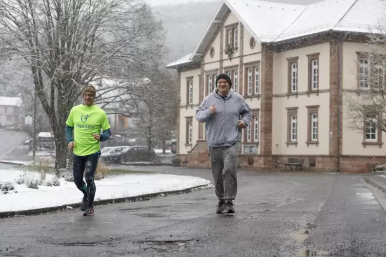 Und fr&ouml;hlich startet die Reise, am alten Schulhaus in Kottweiler. 