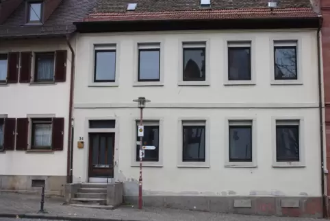 Im alten Pfarrhaus an der Weinstraße will sich Benjamin Peifer einen Traum erfüllen.