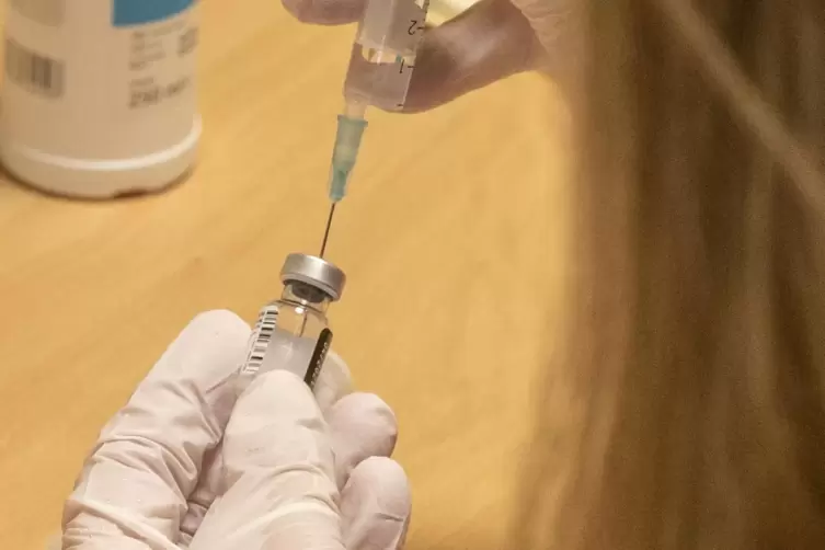 Die in Schönenberg-Kübelberg nicht genutzten Impf-Dosen bekommen Mitarbeiter von Rettungsdiensten und mobilen Impfteams. 