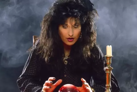 Voll konzentriert: Miss Medusa lässt ihre Kugel sprechen und hat so manches herausgefunden, was sich so tun wird im kommenden Ja Voll konzentriert: Miss Medusa lässt ihre Kugel sprechen und hat so manches herausgefunden, was sich so tun wird im kommenden Ja