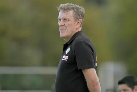 Skeptischer Blick: Der 60-jährige Ralf Gimmy war beim FC Arminia Ludwigshafen nur wenige Monate als Trainer tätig. 