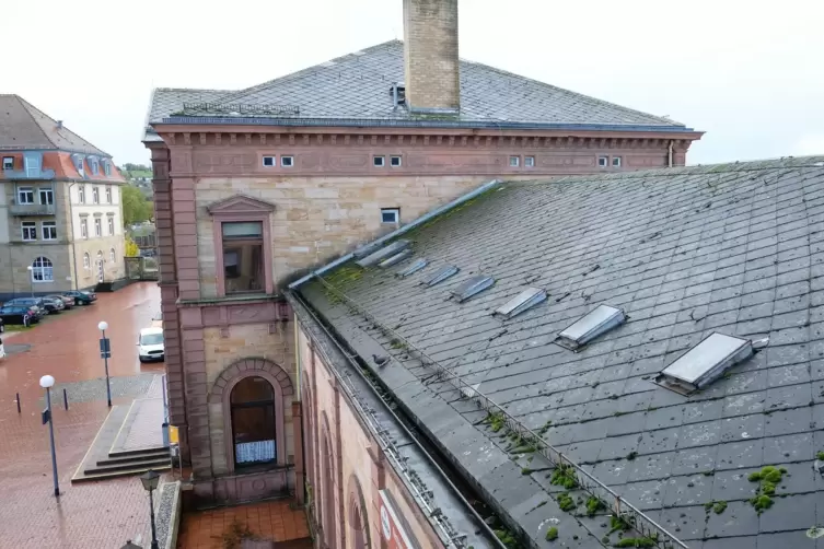 Wurde in den vergangenen Jahren mehrfach notdürftig geflickt: das Dach des Bahnhofs. 