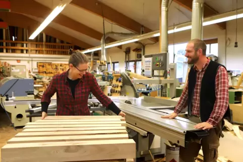 Chef Peter Steigerwald und Schreinermeisterin Antje Grieß bei der Arbeit. 