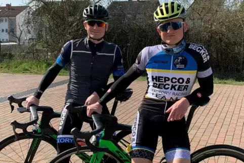 Die Radsport-Brüder aus Höhfröschen schwingen sich auch im Winter aufs Rennrad: Paul Ehrhardt (hinten) und Max Ehrhardt (vorne).