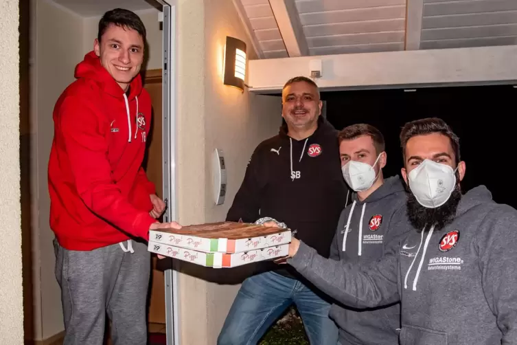 Pizza aus Steinwenden: André Forsch und Benjamin Fuchs (rechts) beliefern den Spieler Yannik Brill und seinen Vater Steffen Bril