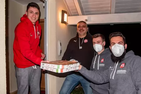 Pizza aus Steinwenden: André Forsch und Benjamin Fuchs (rechts) beliefern den Spieler Yannik Brill und seinen Vater Steffen Bril