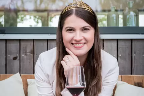 Mit Glas, Charme und Krone: Im Interview verrät Weinkönigin Saskia Teucke aus Weisenheim am Sand, was für eine Weinhoheit nach d