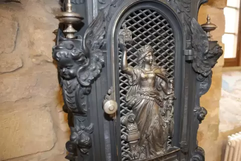 Die Figur der Germania ist als Flachrelief an der Gittertür des Ofens angebracht.