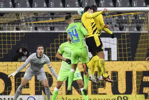 Manuel Akanji (rechts, verdeckt) köpft das 1:0 für den BVB. 