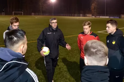 Aus dem Nichts ans Licht geführt: Trainer Dirk Bettag (Mitte).