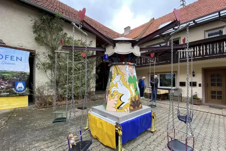 RHEINPFALZ-Maskottchen Nils Nager testet das Kalkofener Kettenkarussell.