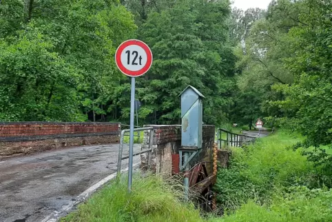 Dass die Brücke nach Brenschelbach stark sanierungsbedürftig ist, steht außer Frage