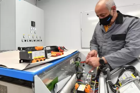 Mitarbeiter Engin Ilcin bei der Fehlerbehebung am Schaltschrank eines Kompressors.