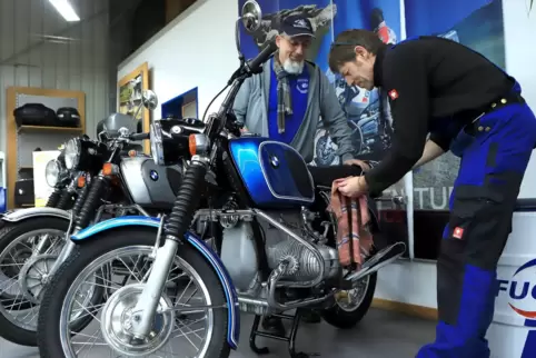 Noch mal schnell den Ölstand checken: Uli Beppler (vorne) und Christof Nadlinger mit dem restaurierten Motorrad. 