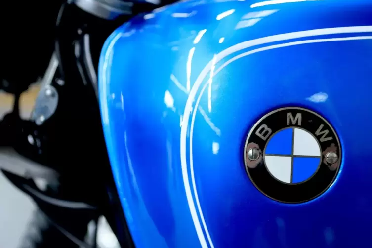 Kleine Spuren der vergangenen Jahrzehnte durften sichtbar bleiben, wie das abgeplatzte Emaille am BMW-Logo. 