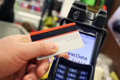 Wenn einem die Geheimzahl für die Kartenzahlung partout nicht mehr einfällt, kann es im Supermarkt ganz schön peinlich werden. 