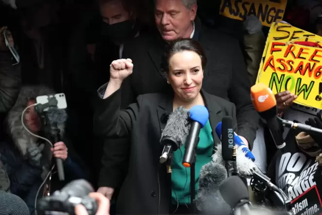 Stella Moris, Anwältin und Verlobte von Julian Assange, freute sich über den Richterspruch. Stella Moris, Anwältin und Verlobte von Julian Assange, freute sich über den Richterspruch.