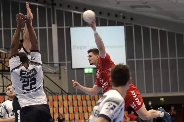 Yessine Meddeb (am Ball) f&uuml;r die Eulen Ludwigshafen gegen Flensburg.