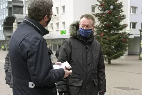 Volker Endres im Gespräch mit Werner Nietzke (rechts).