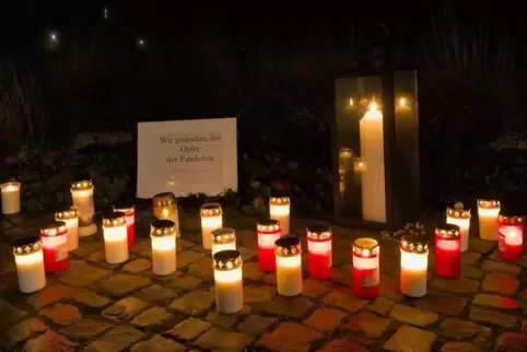 Noch brennen in Landau wenige Kerzen für die Opfer der Pandemie. 