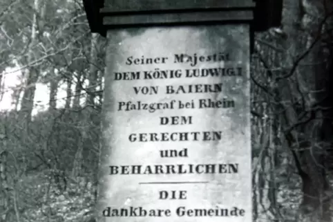Der Loblochstein – hier eine Aufnahme aus der Lindenberger Ortschronik – ist erste Station des geplanten Generationenwegs. 