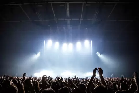 Vermissen Sie das auch? Bis wir wieder Musik so erleben können wie bei diesem Muse-Konzert in Oslo, geht nur: Augen zu und Regle