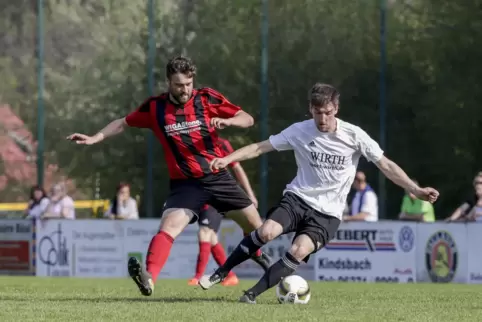 Beobachtet und greift dann an: Oliver Zimmer (hinten) vom SV Steinwenden gegen Andreas Bahr vom VfB Reichenbach.